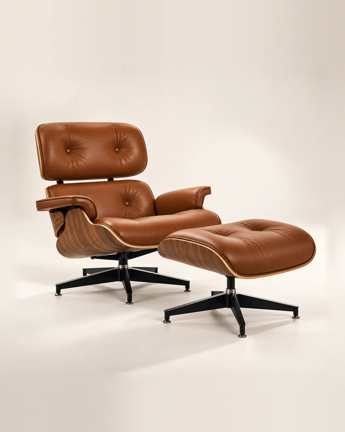 Fauteuil Lounge Signature cognac et son repose-pieds, vue studio