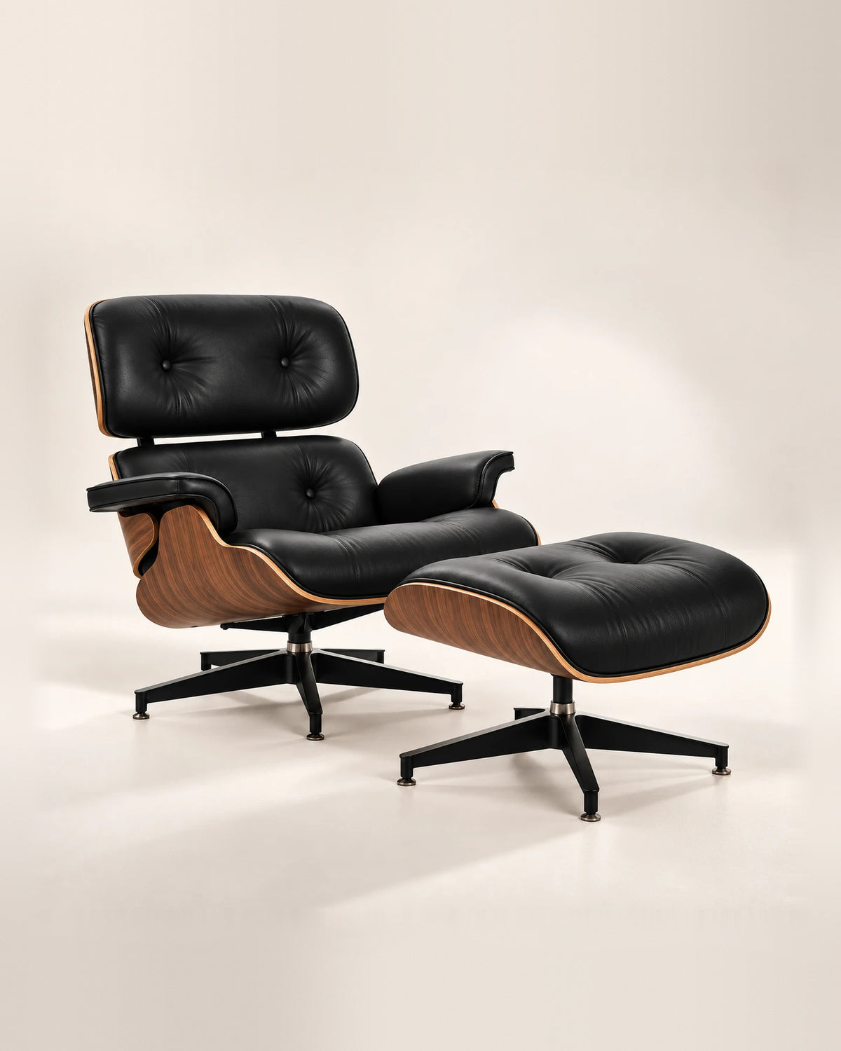 Fauteuil Lounge Signature noir et son repose-pieds, vue studio