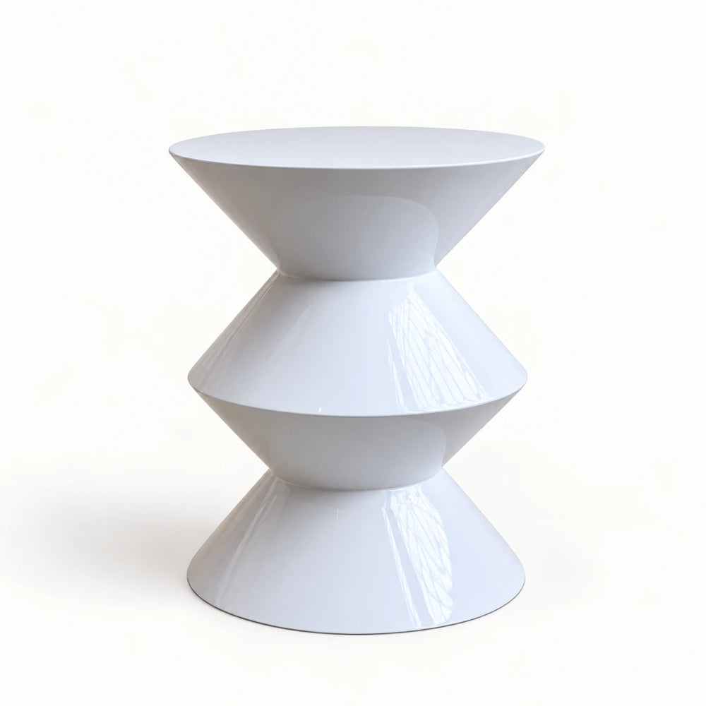 Table d'appoint Cadence blanc brillant, profil en cônes superposés, sur fond blanc
