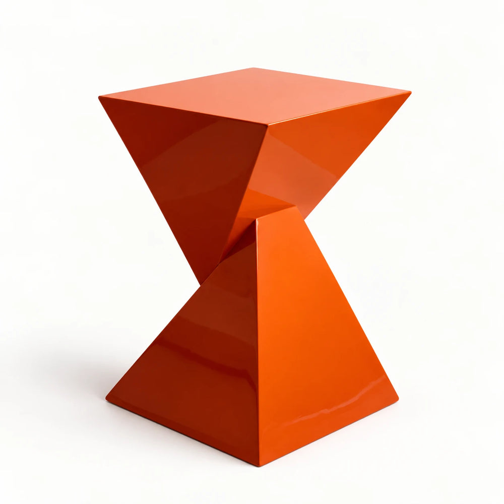 Table d'appoint Prisme orange brillant, deux pyramides en sablier, sur fond blanc