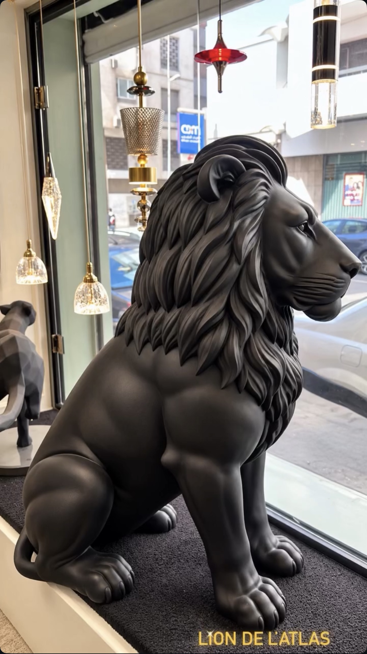 Sculpture du lion de l'Atlas assis, en résine