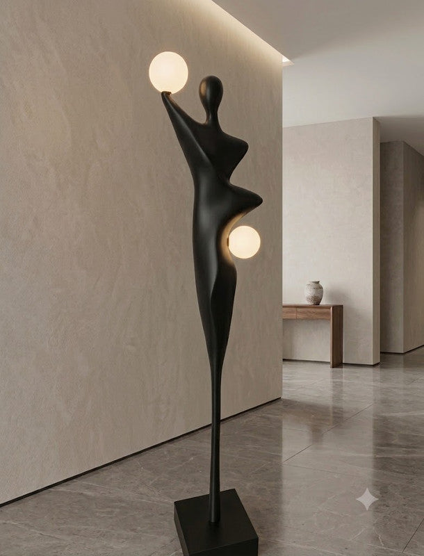 Sculpture Essence, silhouette élancée tenant deux sphères lumineuses