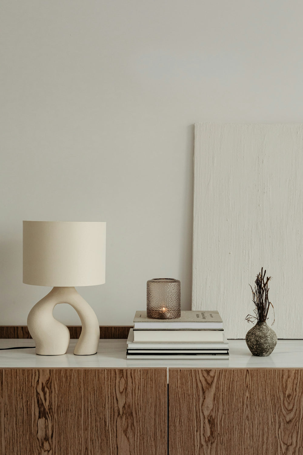 Lampe de table au pied en céramique sculpturale et abat-jour lin