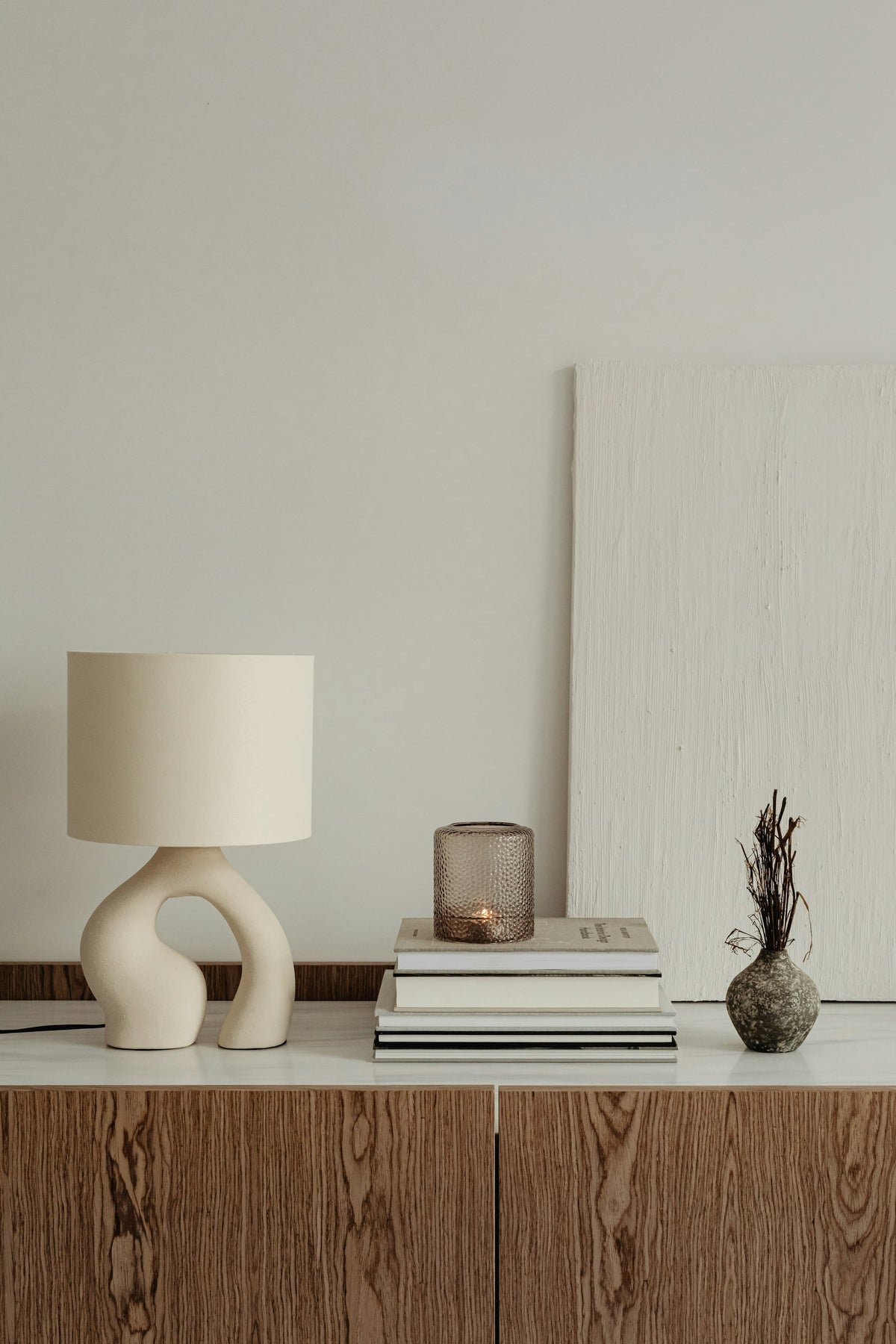 Lampe de table au pied en céramique sculpturale et abat-jour lin