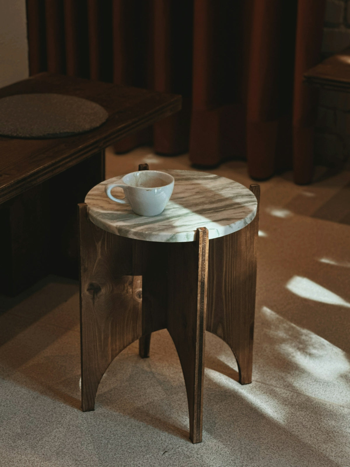 Table basse ronde en bois sombre