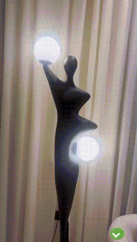 Sculpture Essence, silhouette élancée tenant deux sphères lumineuses